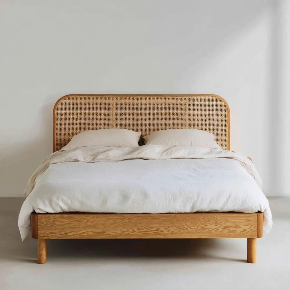 Doppelbett aus Eichenholz mit Rattan-Kopfteil