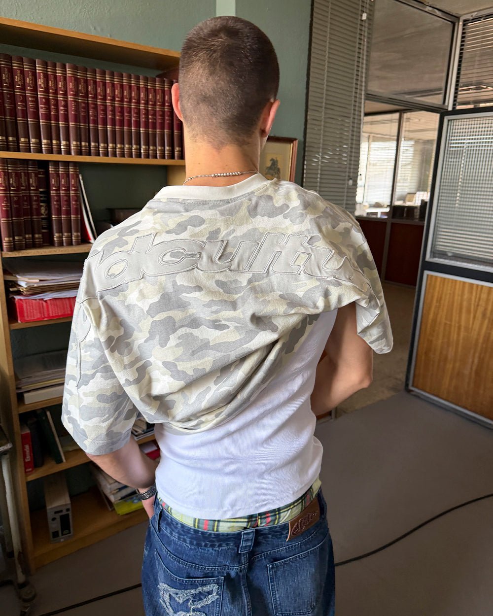 DISTRESS CURVED TEE CAMO GREY