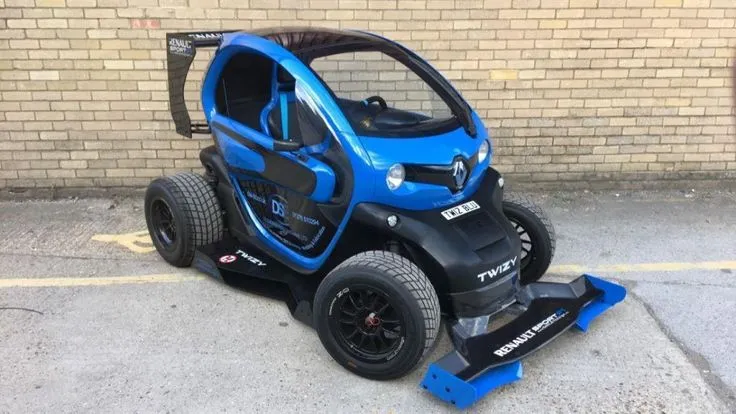 To get around the city differently, the solution is called Renault Twizy! With 1 or 2 people, this electric quadricycle is ideal for urban mobility.