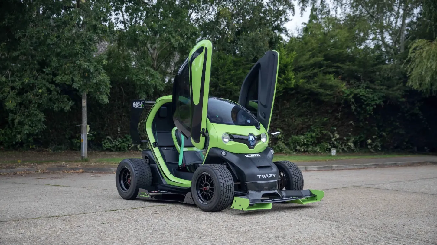 To get around the city differently, the solution is called Renault Twizy! With 1 or 2 people, this electric quadricycle is ideal for urban mobility.
