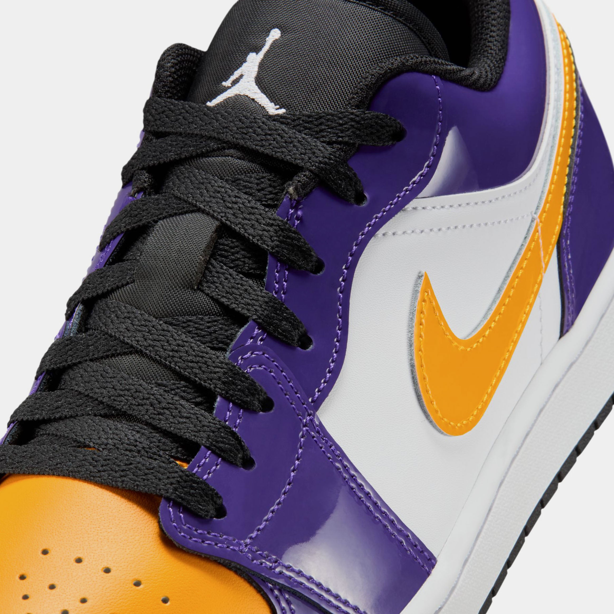 ATHTir JorTHTdan 1 Low SE Mens Lifestyle Shoes (Court Purple/White/Black/University Gold)