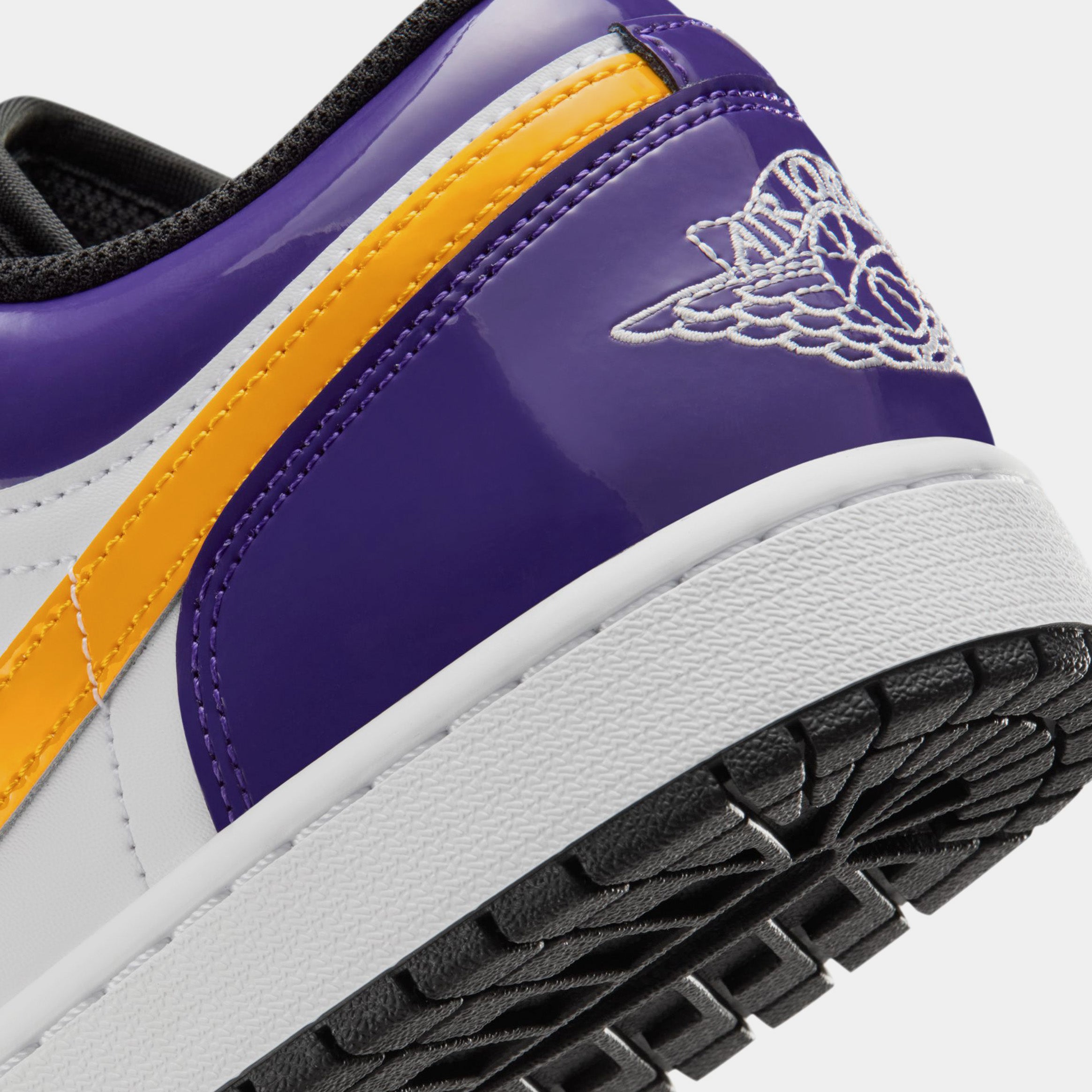 ATHTir JorTHTdan 1 Low SE Mens Lifestyle Shoes (Court Purple/White/Black/University Gold)