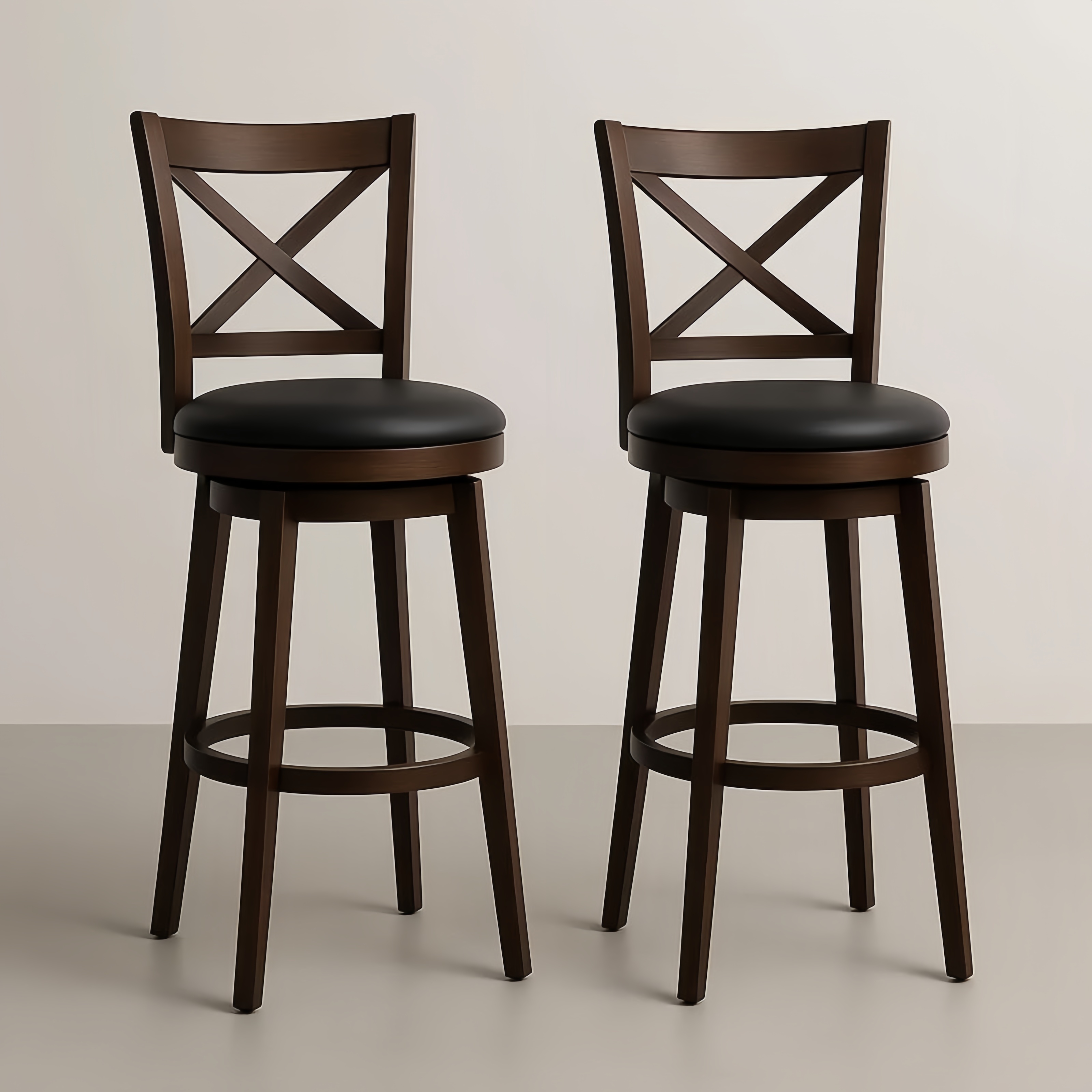 Komplet dwóch drewnianych stołków z siedziskami ze skóry ekologicznej