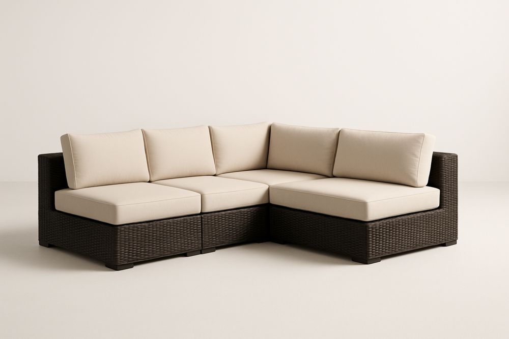 Narożna sofa z rattanu z beżowymi poduszkami 250x180x70 cm