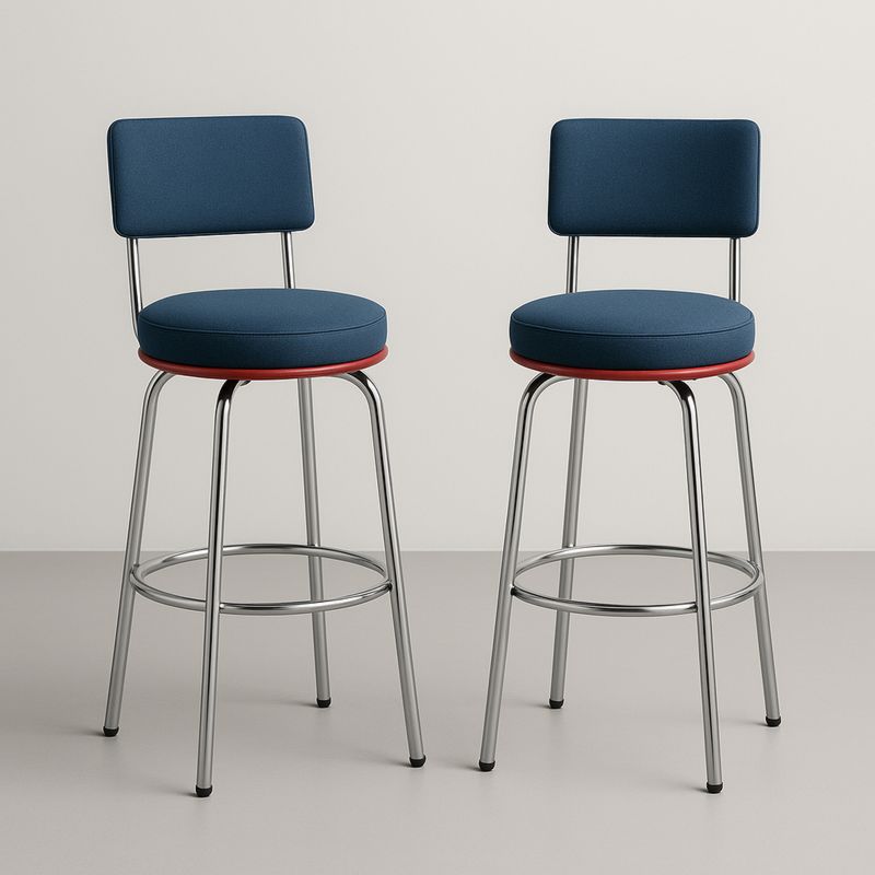 2 stalowe hokery barowe pokryte niebieską tkaniną