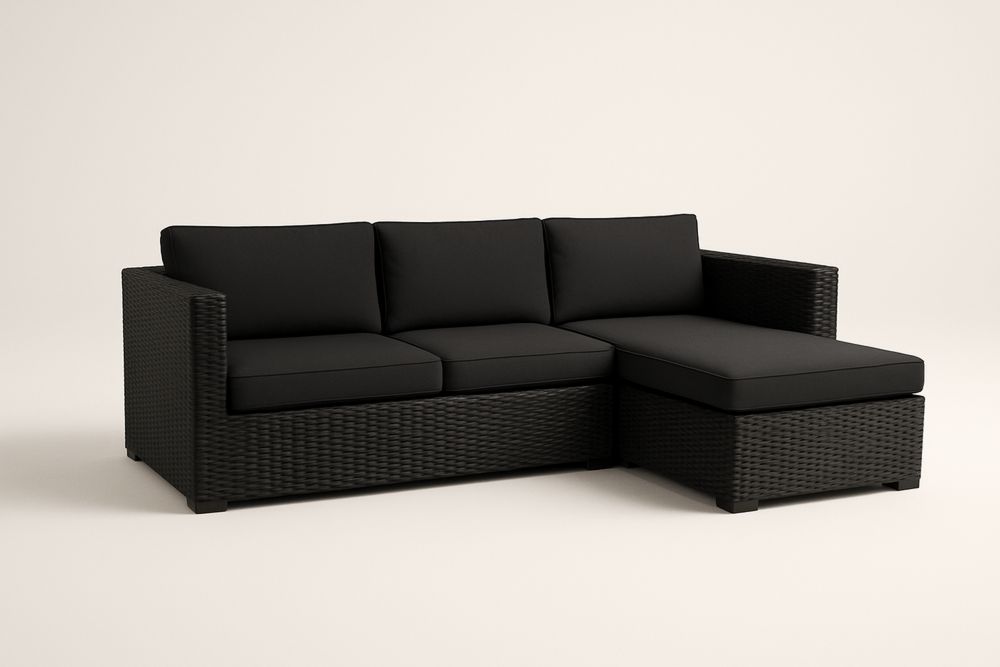 Sofa narożna z technorattanu z czarnymi poduszkami na zewnątrz