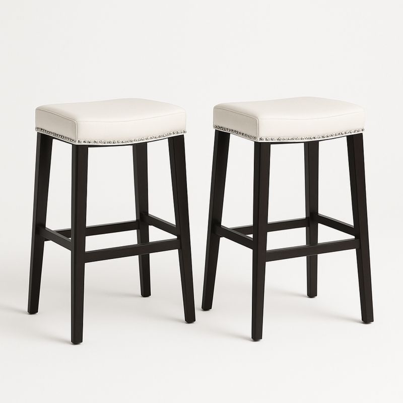 Zestaw dwóch stołków barowych z białym siedzeniem i czarną drewnianą ramą