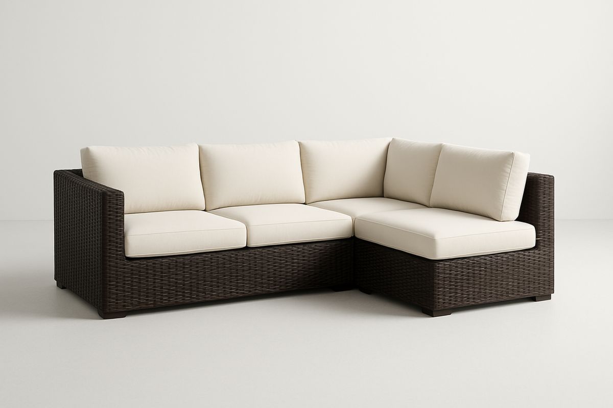 Narożna sofa z rattanu technicznego z poduszkami kremowymi