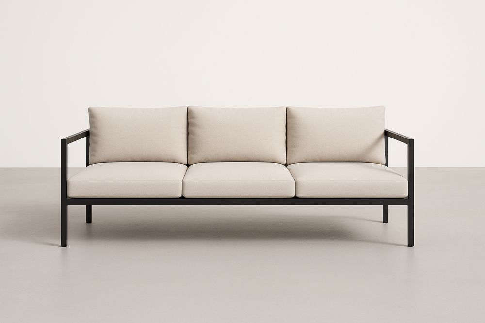 Metalowa sofa trzyosobowa z beżowymi poduszkami