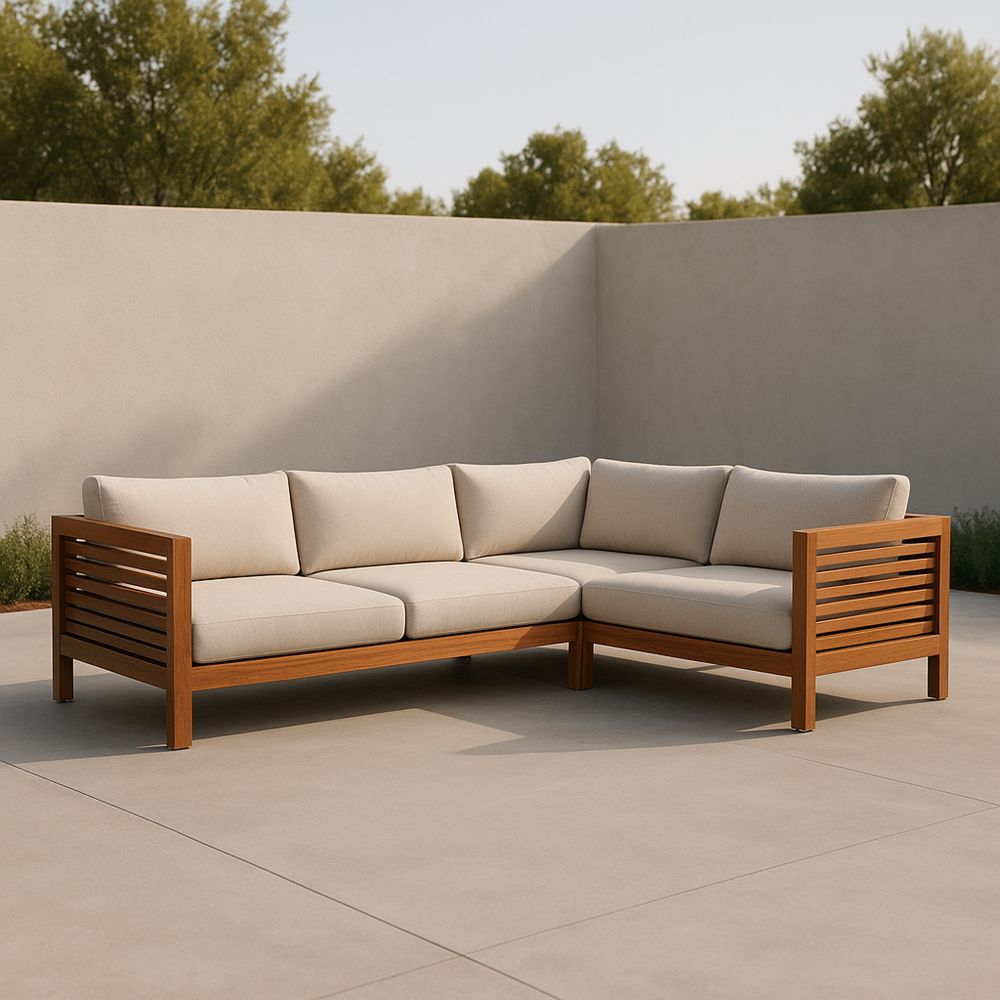 Narożna sofa drewniana z beżowymi poduszkami