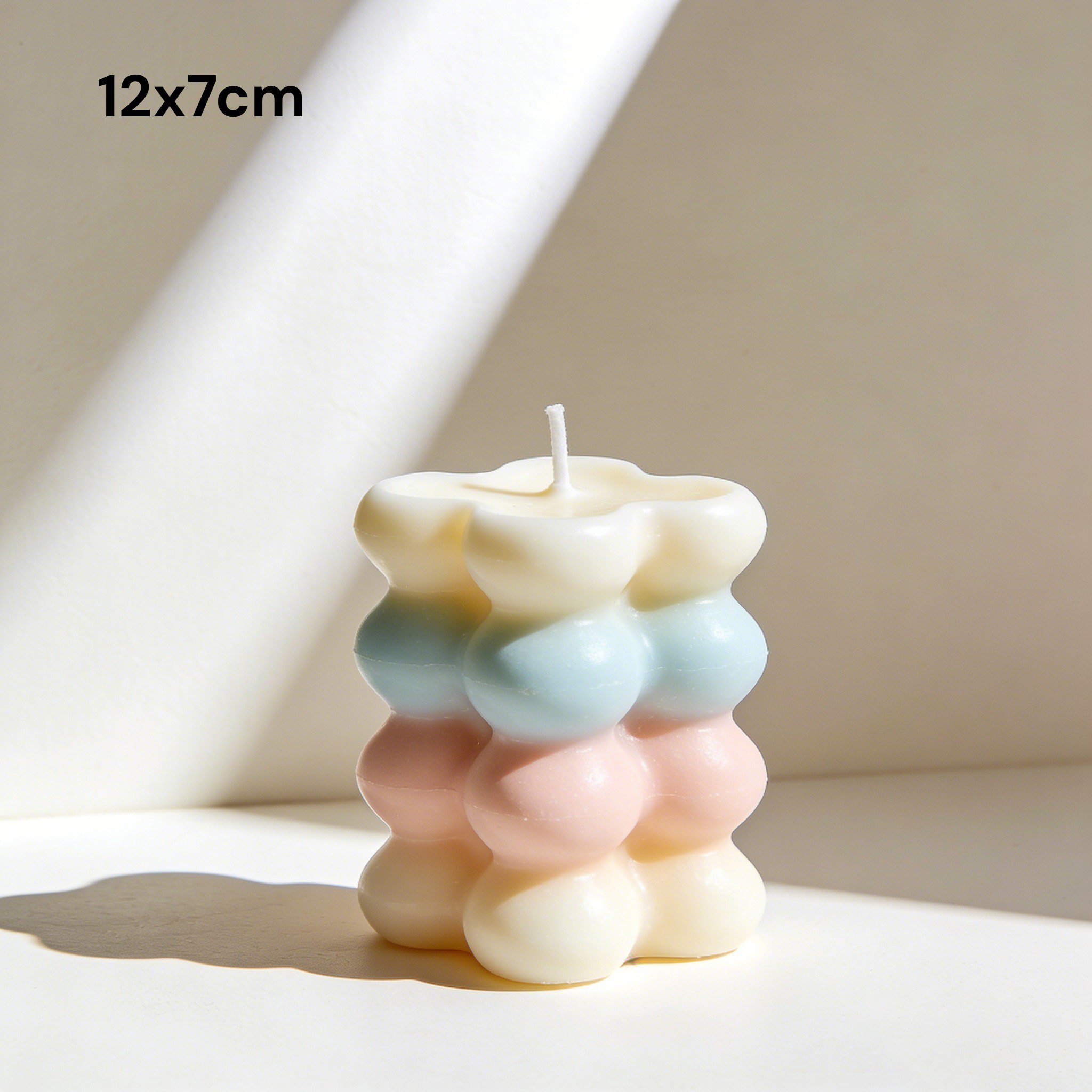 Kolorowe świece zapachowe na stole