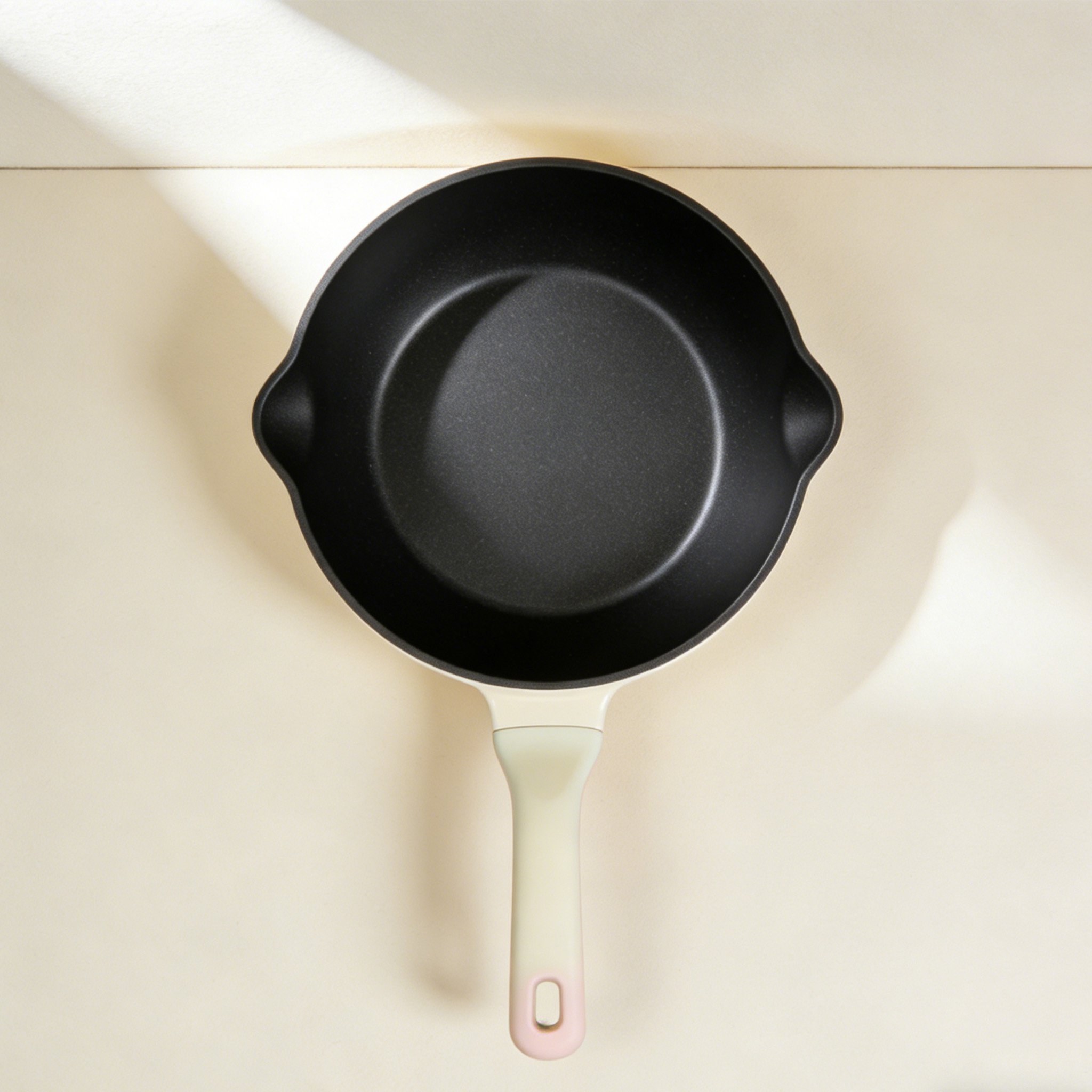 Wielofunkcyjna patelnia na kuchennym blacie