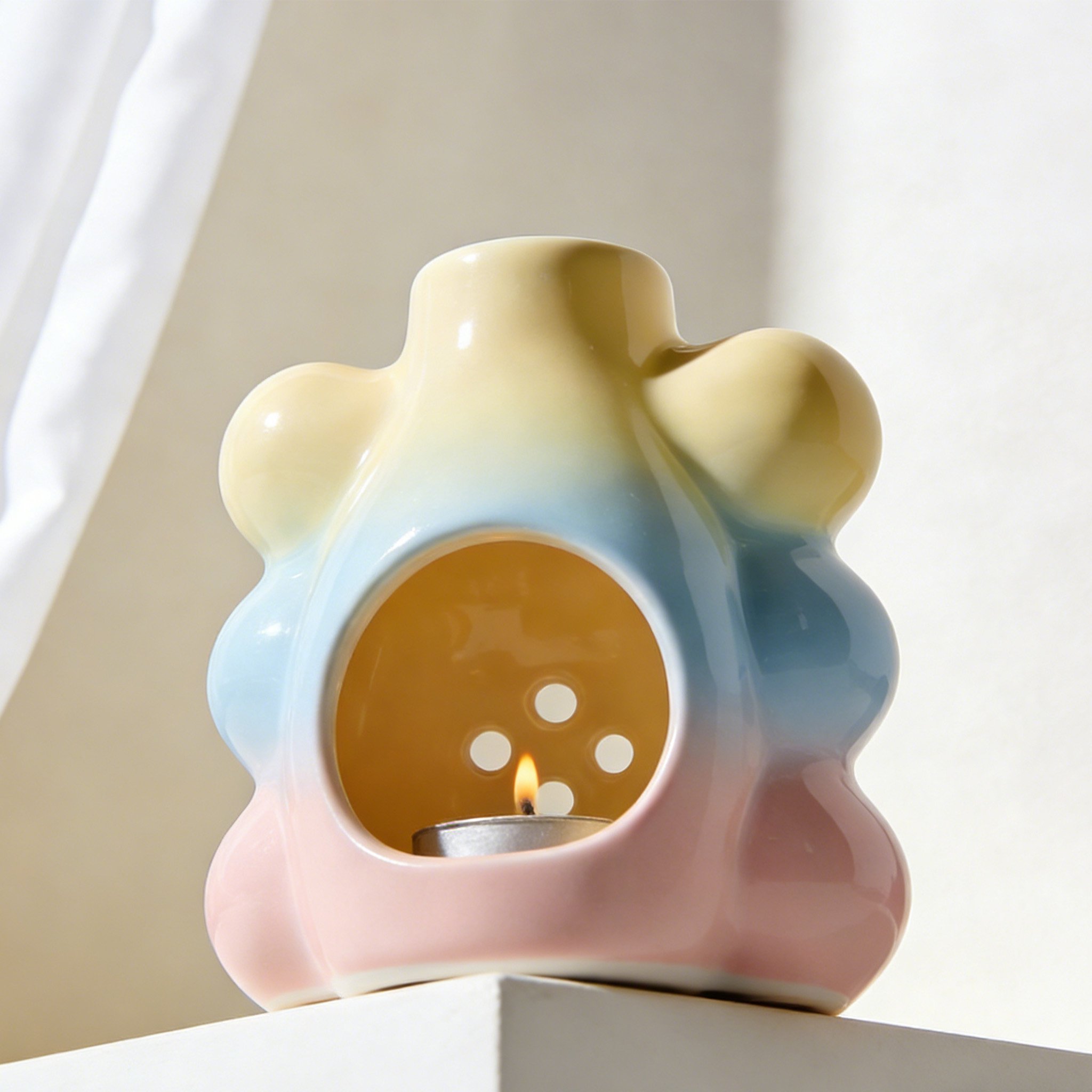 Trzy ceramiczne kominki zapachowe na stole