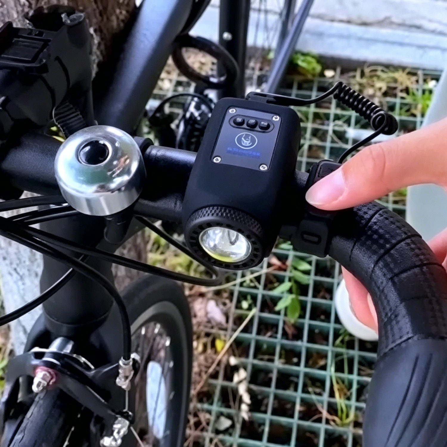 Mountain bike electronic horn bell with wide-range floodlight