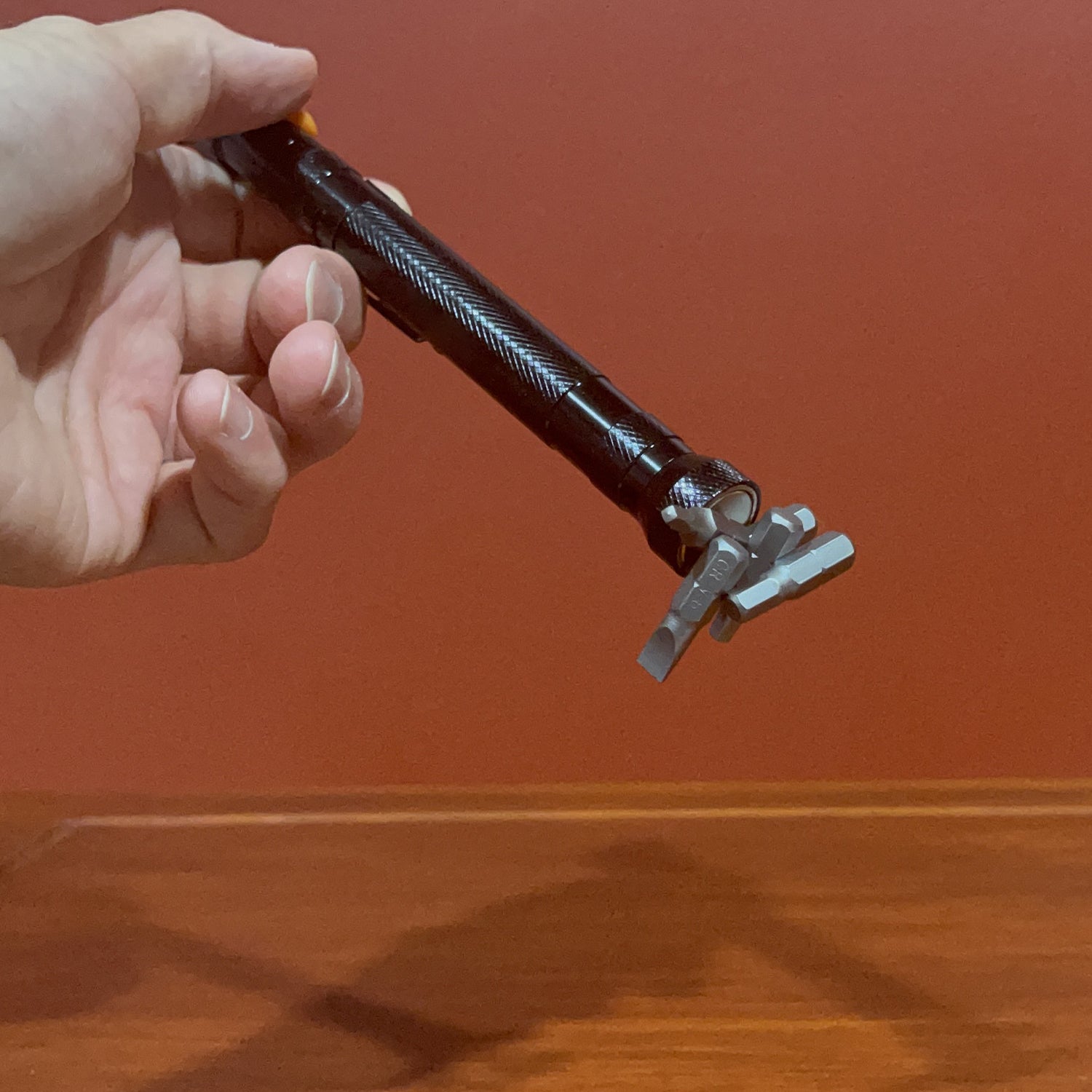 Telescopic magnet with LED flashlight