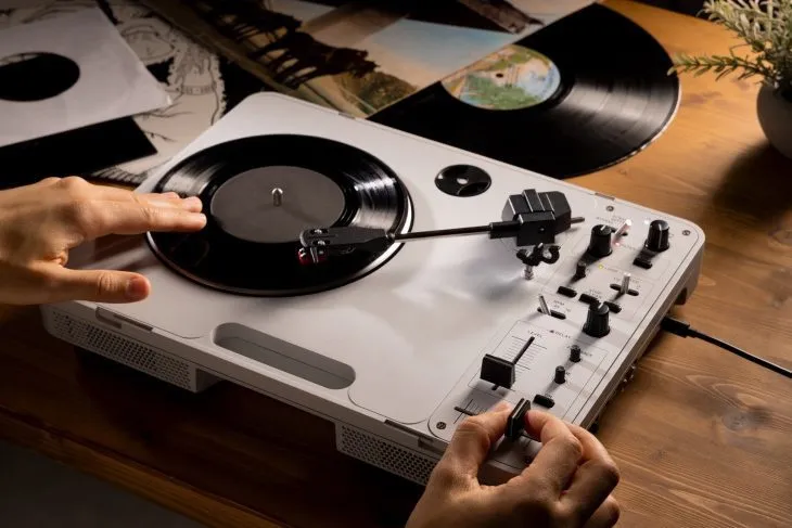 PORTABLE VINYL, BOLD CREATIVITY Built‑In Looper. Digital FX. Scratch‑Ready Fader. Battery Powered.