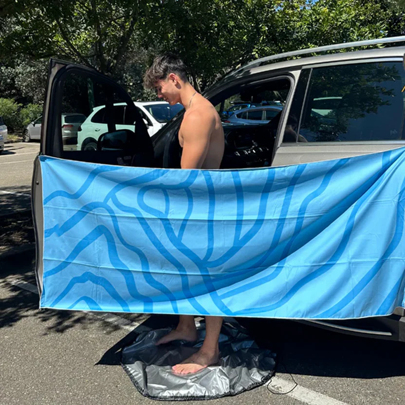 Convenient magnetic beach towel