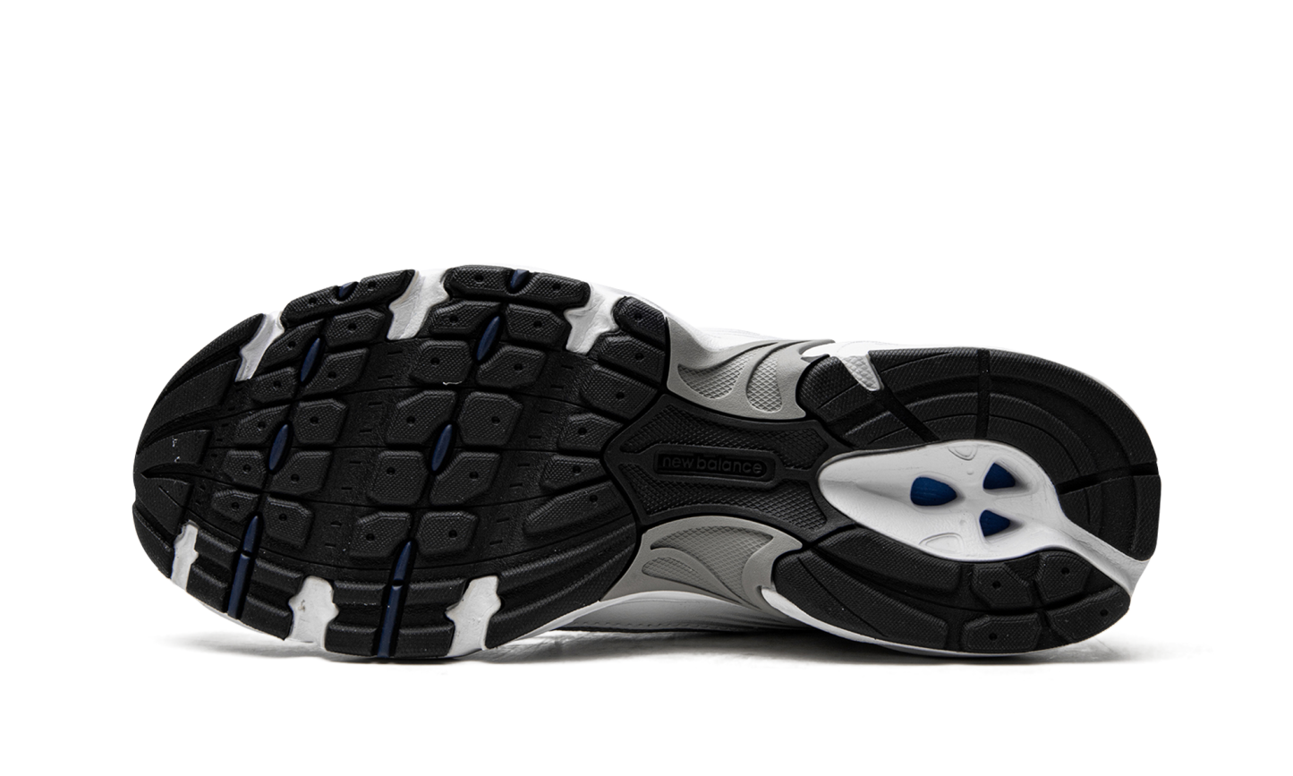 530 "WHITE/SILVER/NAVY" MR530SG