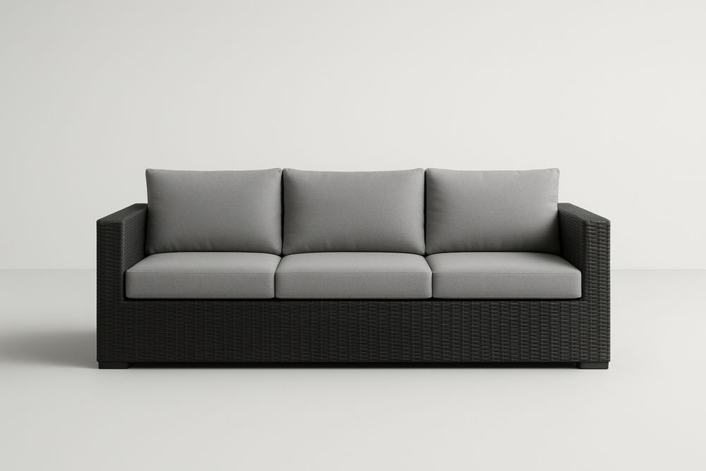 3-osobowa sofa z technorattanu czarna z szarymi poduszkami