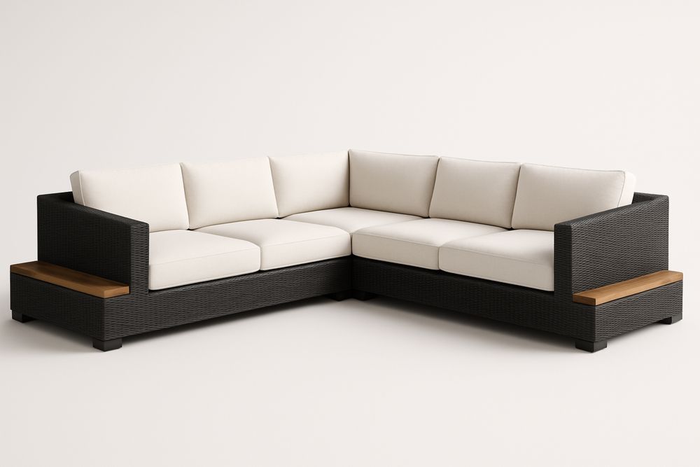 Sofa narożna z rattanu i drewna z kremowymi poduszkami