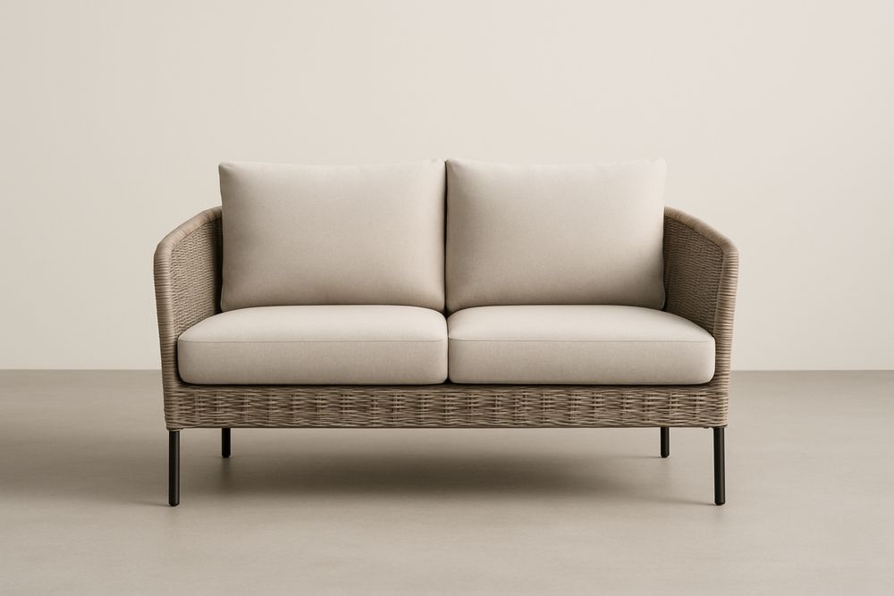 Dwuosobowa sofa rattanowa z kremowymi poduszkami