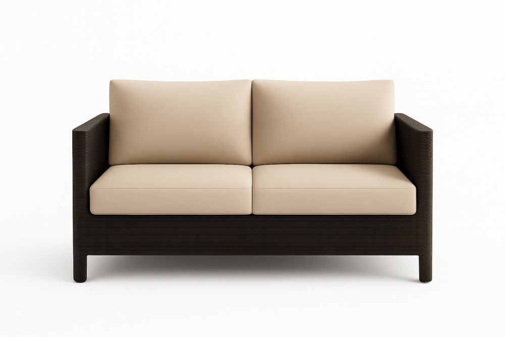 Dwuosobowa sofa z technorattanu z beżowymi poduszkami