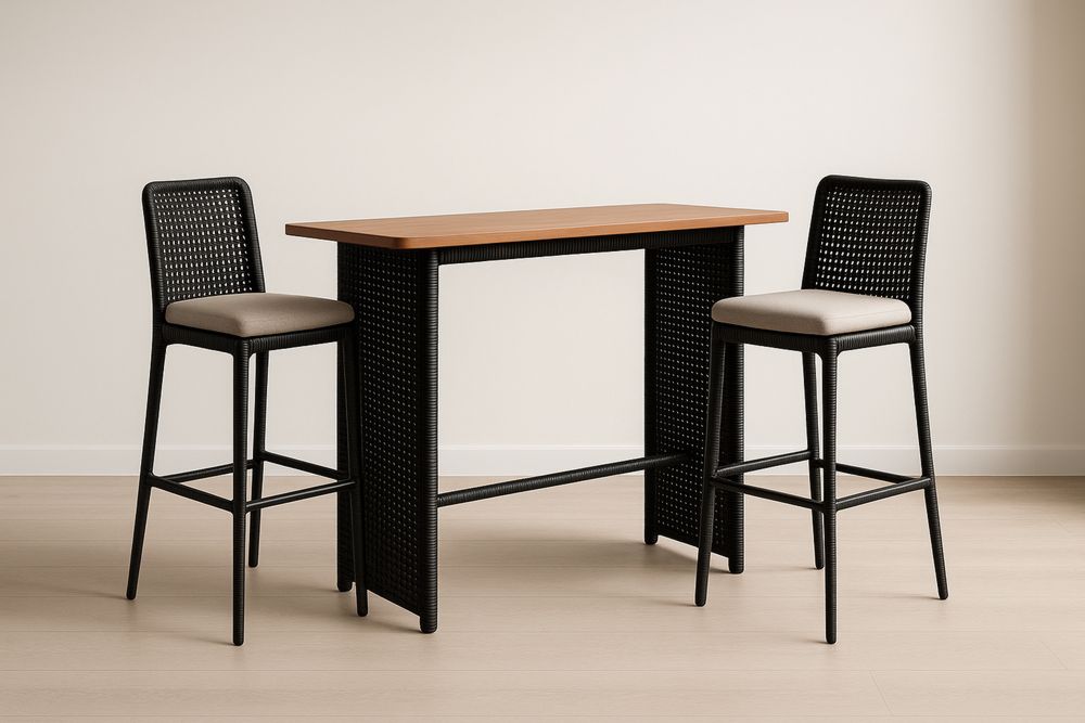 Zestaw barowy z drewnianym blatem i dwoma krzesłami