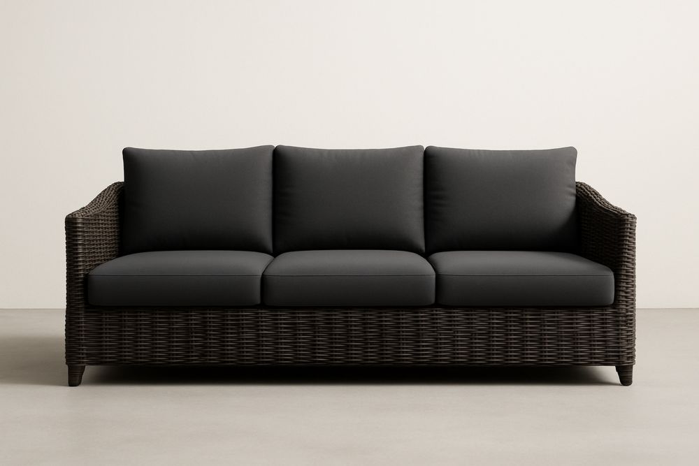 Trzyosobowa sofa z technorattanu z ciemnoszarymi poduszkami