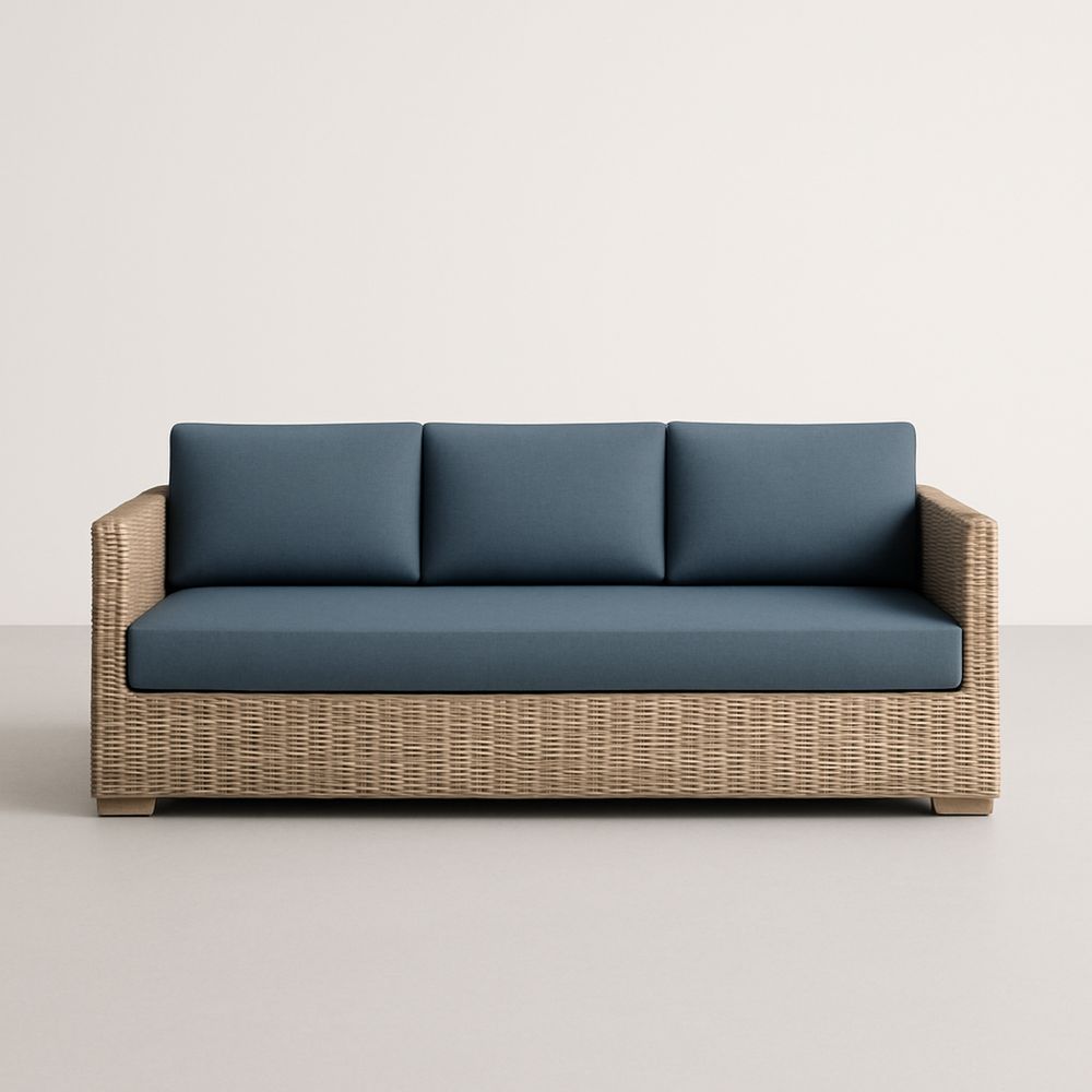Trzyosobowa sofa rattanowa z niebieskimi poduszkami