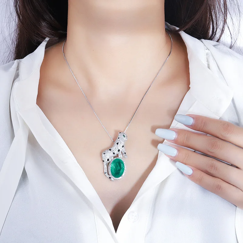 2022 New Leopard Necklace Main Stone 13 * 18 Gold Plated European American Retro Emerald Pendant Fashionable Charm Personali