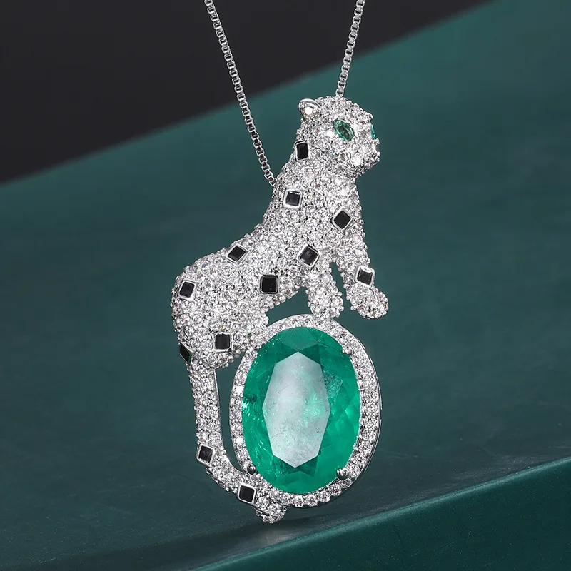 2022 New Leopard Necklace Main Stone 13 * 18 Gold Plated European American Retro Emerald Pendant Fashionable Charm Personali