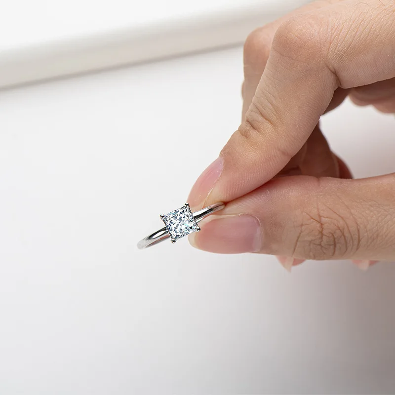 Classic Four Claw 1ct Square Moissanite 925 Sterling Silver Couple Ring For Women Men Luxury Designer Jewelry Engagement Wedding