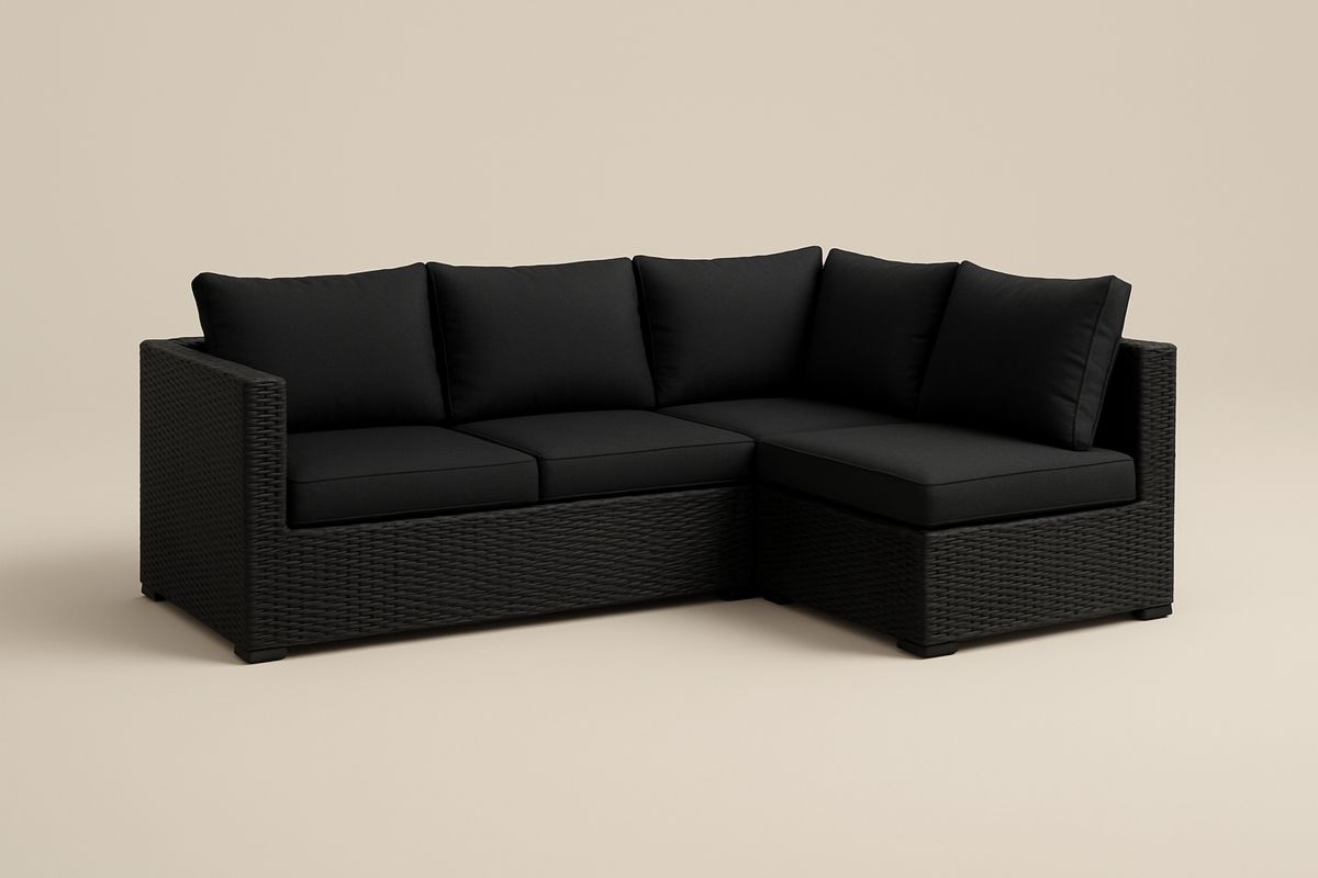 Narożna sofa z technorattanu z czarnymi poduszkami