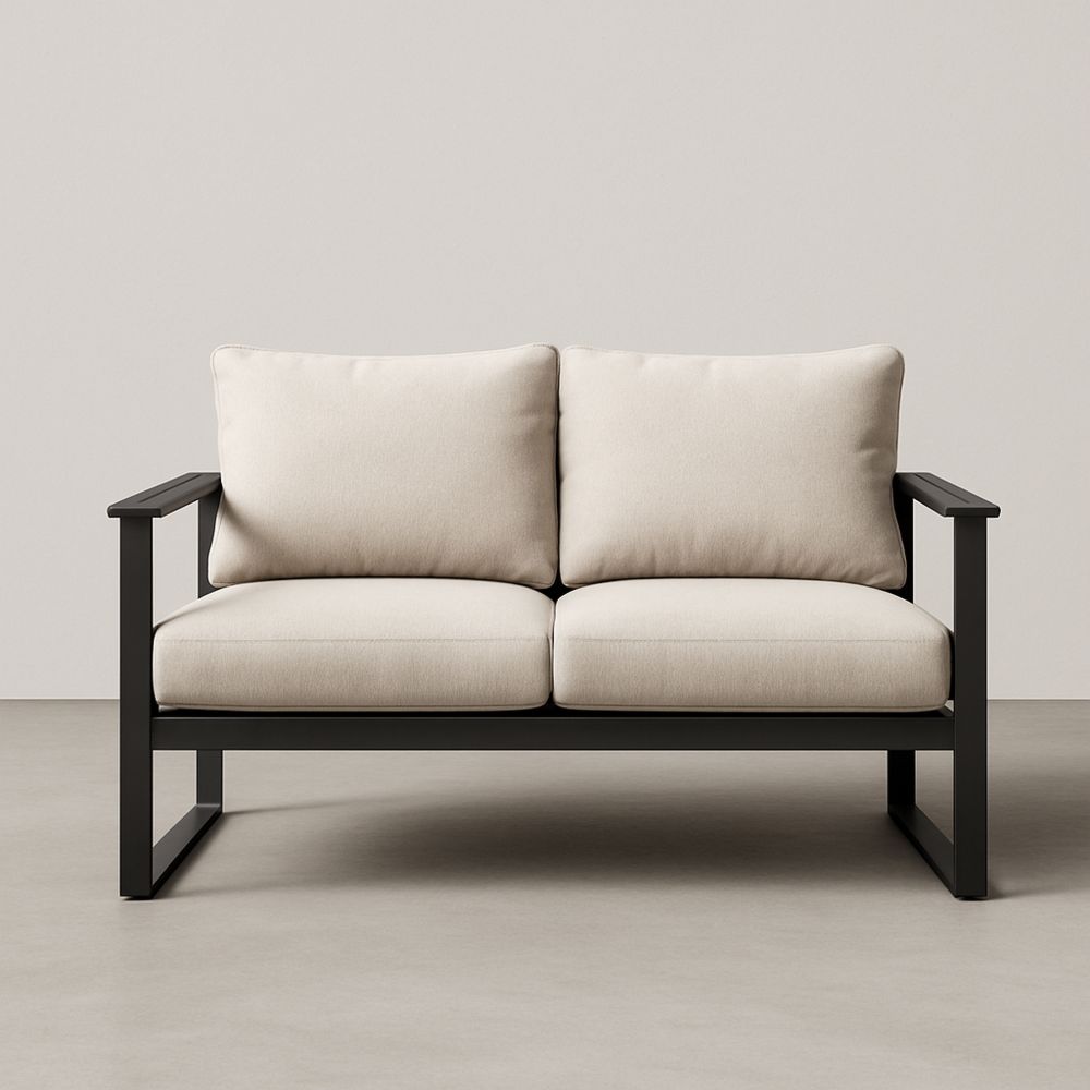 Dwuosobowa sofa z metalową ramą i beżowymi poduszkami