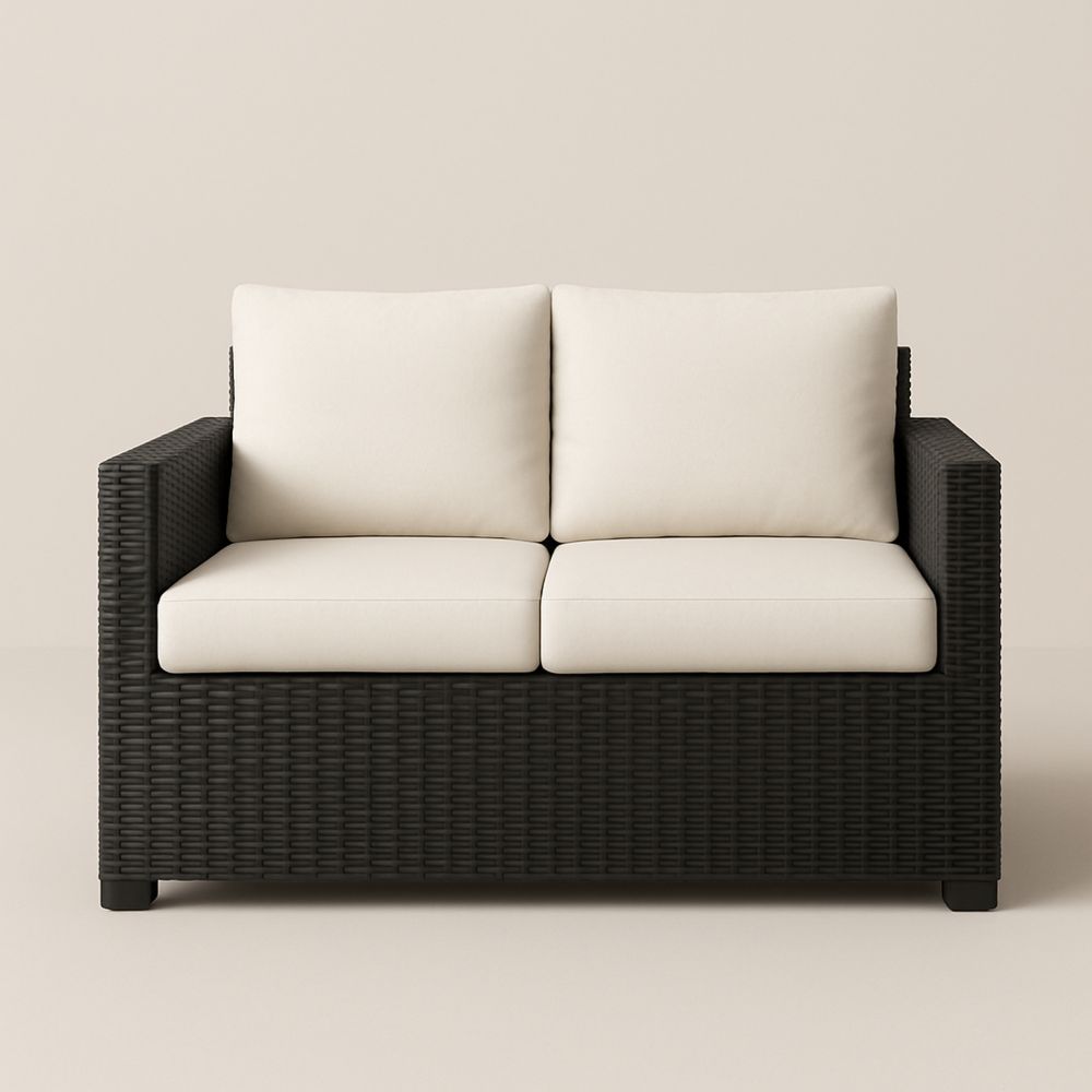 Dwuosobowa sofa z technorattanu z beżowymi poduszkami 130 cm