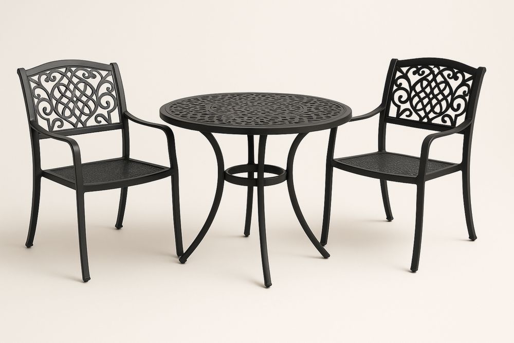 Zestaw mebli ogrodowych z okrągłym stołem i krzesłami w kolorze czarnym.