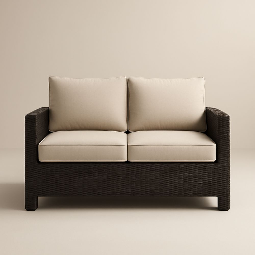 Dwuosobowa sofa z technorattanu z beżowymi poduszkami