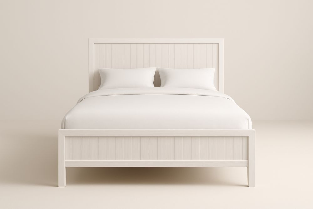 Łóżko drewniane w kolorze białym wykonane z drewna sosnowego, z materacem i poduszkami