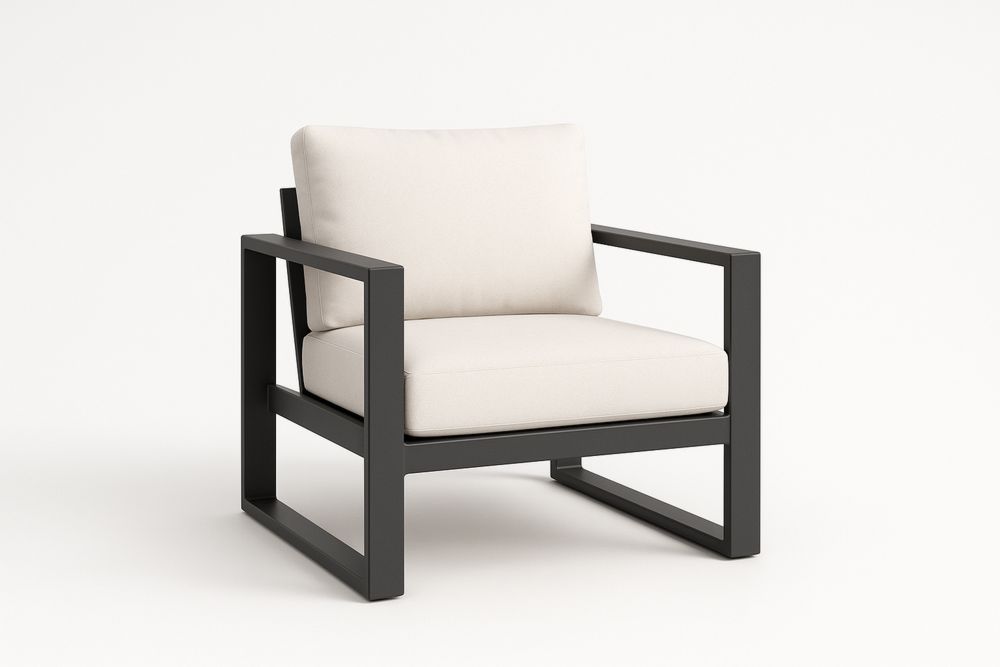 Fotel aluminiowy z beżowymi poduszkami na zewnątrz