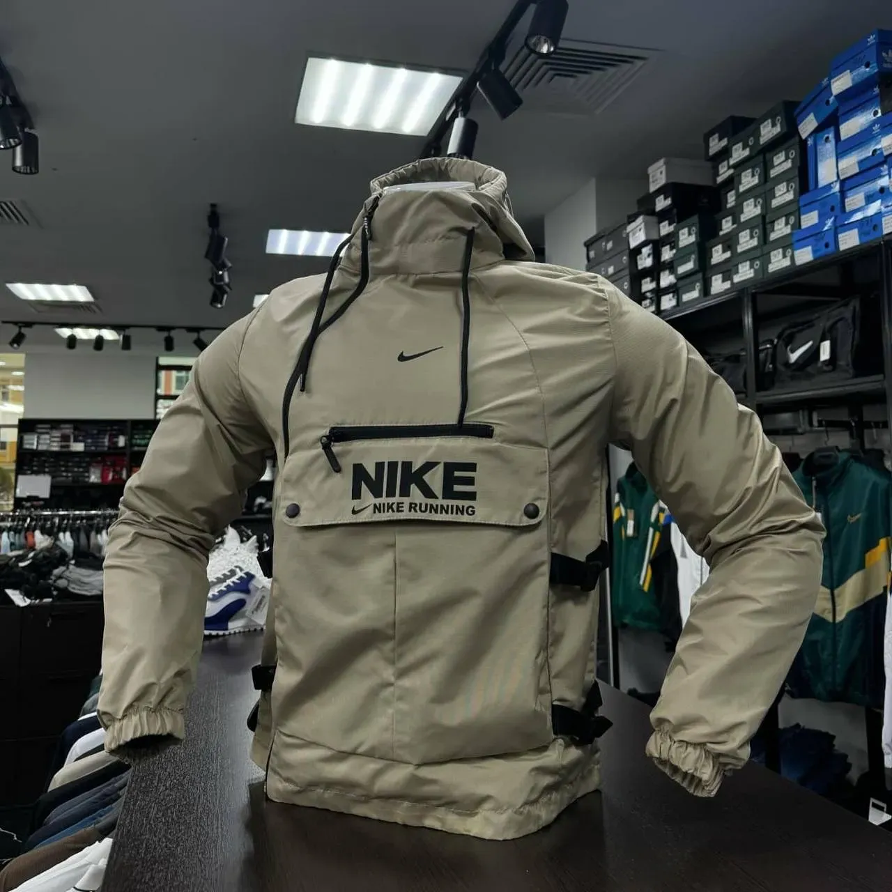 Water repellent windbreaker Image - 10