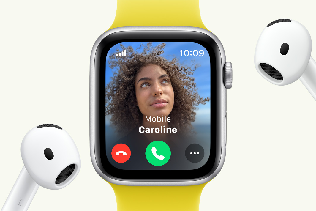 Az Apple Watch SE egy bej&ouml;vő h&iacute;v&aacute;st jelen&iacute;t meg egy p&aacute;r AirPod mellett