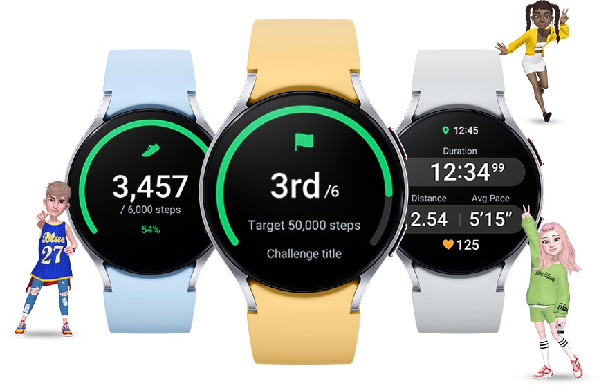 H&aacute;rom Galaxy Watch6 l&aacute;that&oacute;. A bal oldali &oacute;ra a naponta megtett l&eacute;p&eacute;seket mutatja. A k&ouml;z&eacute;pső &oacute;ra a verseny funkci&oacute;t jelen&iacute;ti meg, jelezve, hogy a felhaszn&aacute;l&oacute; 6 ember k&ouml;z&uuml;l a 3. helyen &aacute;ll egy 50 000 l&eacute;p&eacute;st megc&eacute;lz&oacute; gyalogl&aacute;s gyakorlatban. A jobb oldali &oacute;ra egy edz&eacute;s eredm&eacute;ny&eacute;t mutatja az edz&eacute;s időtartam&aacute;val, t&aacute;vols&aacute;g&aacute;val, &aacute;tlagos temp&oacute;j&aacute;val &eacute;s pulzussz&aacute;m&aacute;val. H&aacute;rom anim&aacute;lt ember l&aacute;that&oacute; k&uuml;l&ouml;nb&ouml;ző p&oacute;zokban az &oacute;r&aacute;k k&ouml;r&uuml;l.