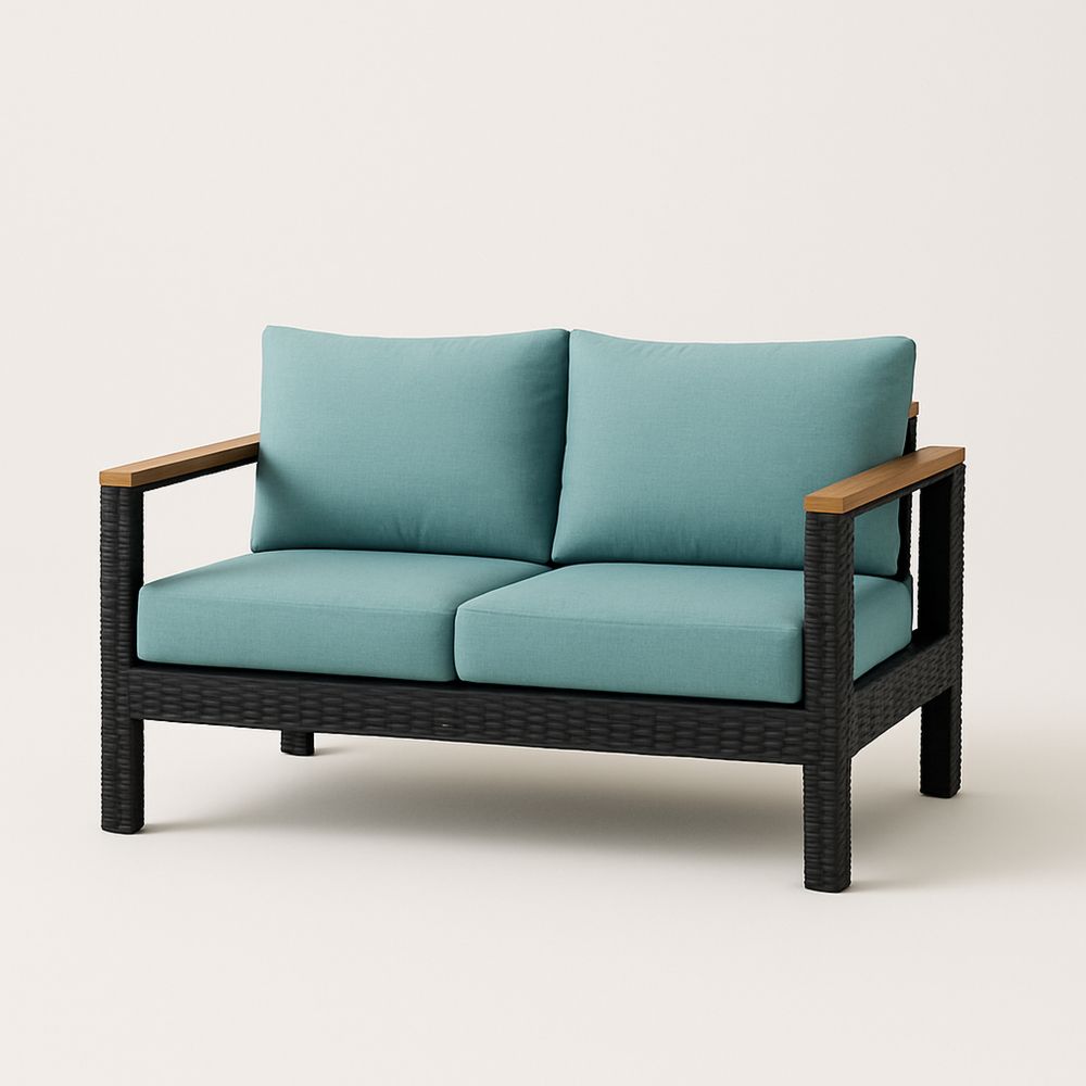 Dwuosobowa sofa z plecionym tworzywem i turkusowymi poduszkami