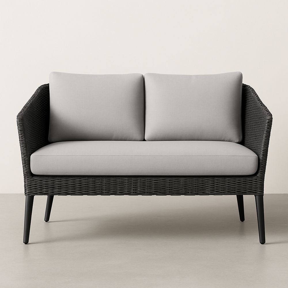 Dwuosobowa sofa z technorattanu czarna z szarymi poduszkami