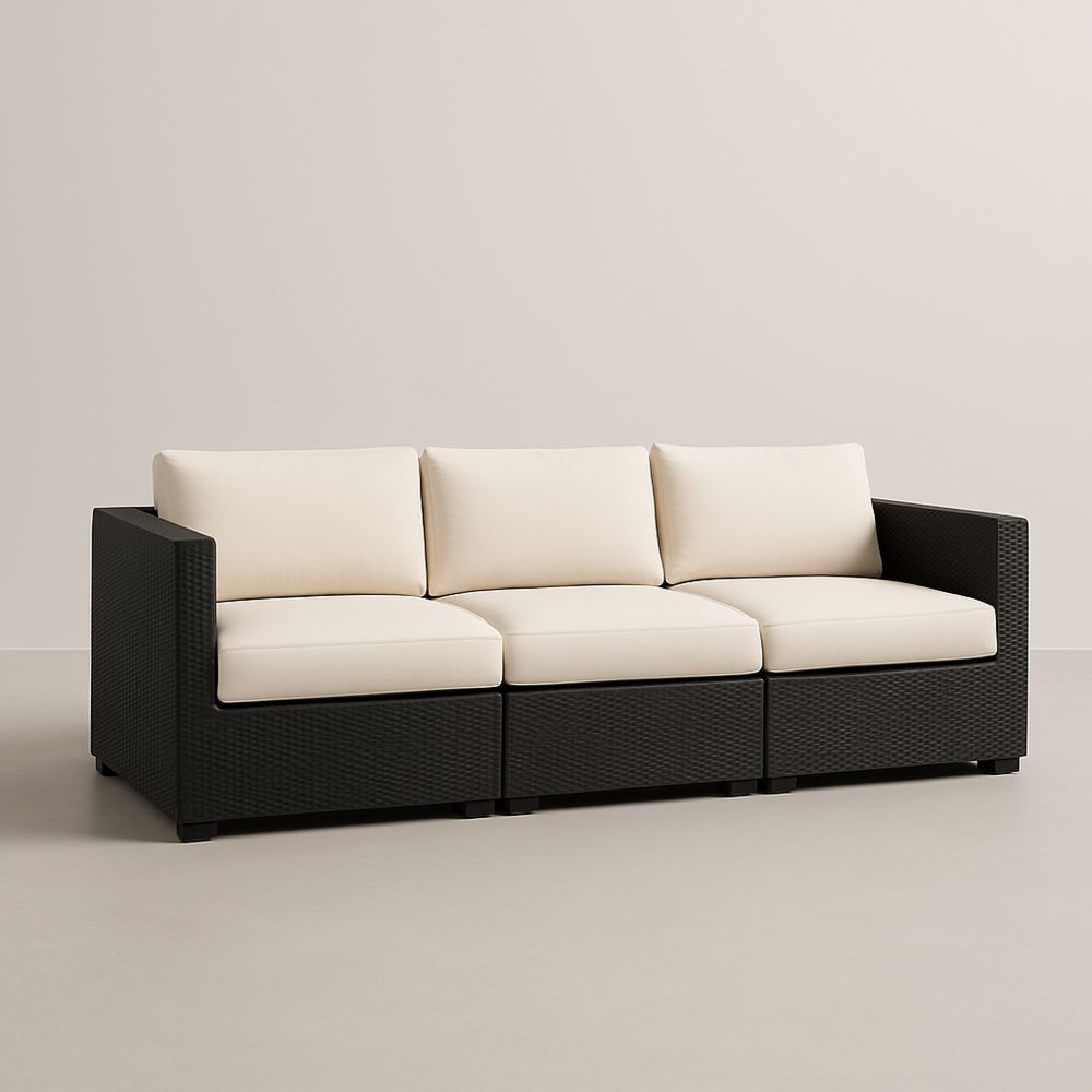 3-osobowa modułowa sofa z technorattanu z beżowymi poduszkami