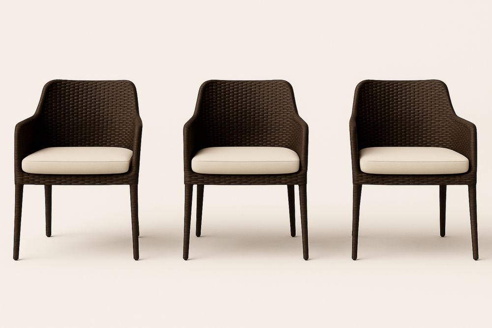 Zestaw krzeseł ogrodowych z technoratanu z beżowymi poduszkami