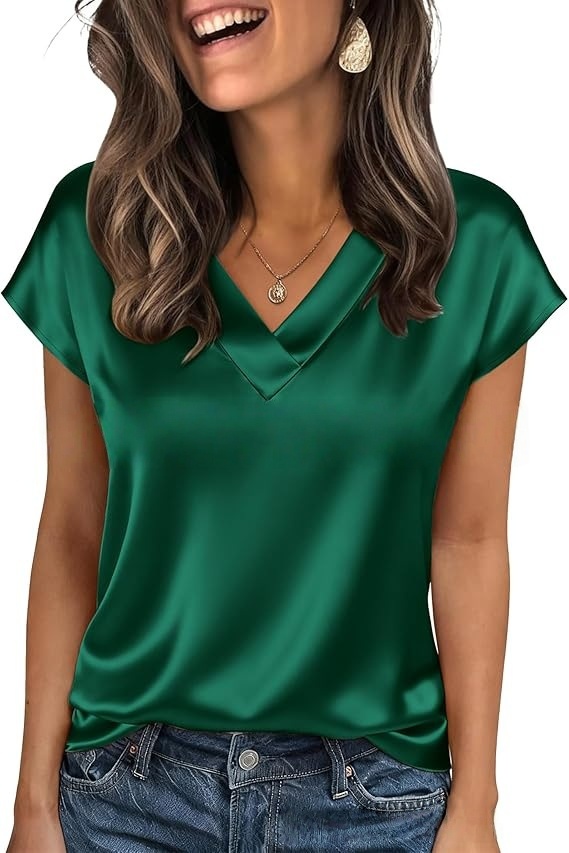 Neues lässiges Satin-Top mit V-Ausschnitt für Damen – 21 Farben zur Auswahl, da ist bestimmt auch eine für Sie dabei.