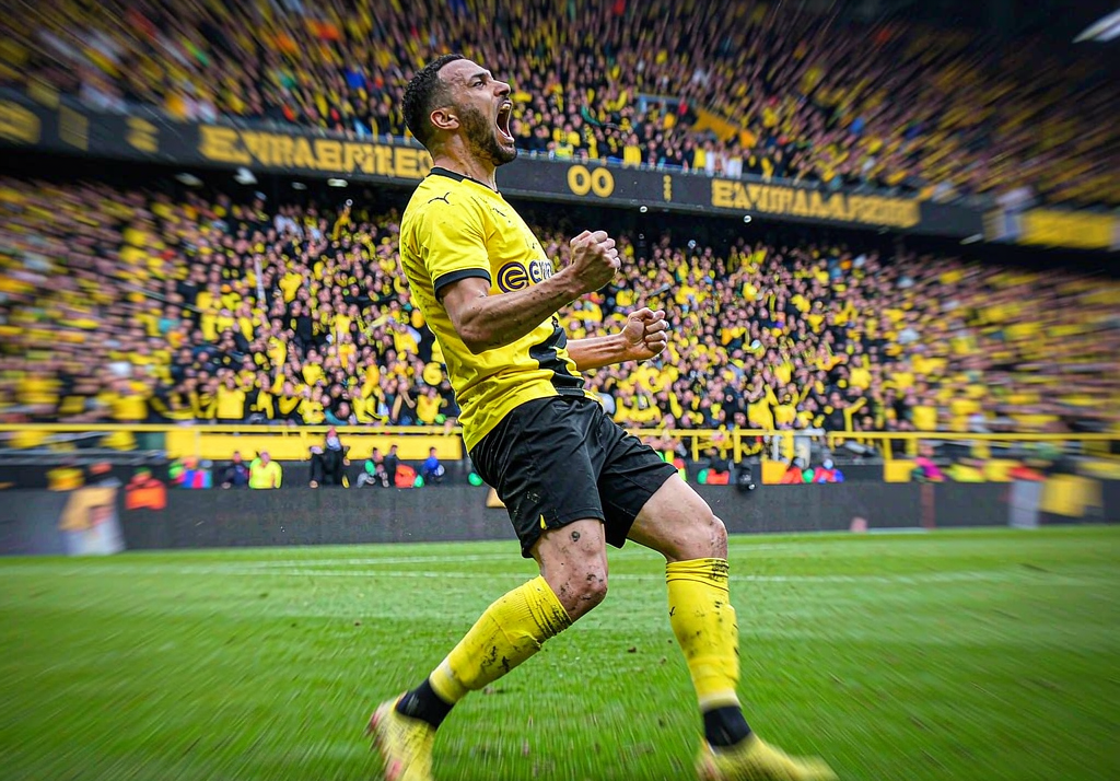 Dortmund player celebrating in front of the Yellow Wall