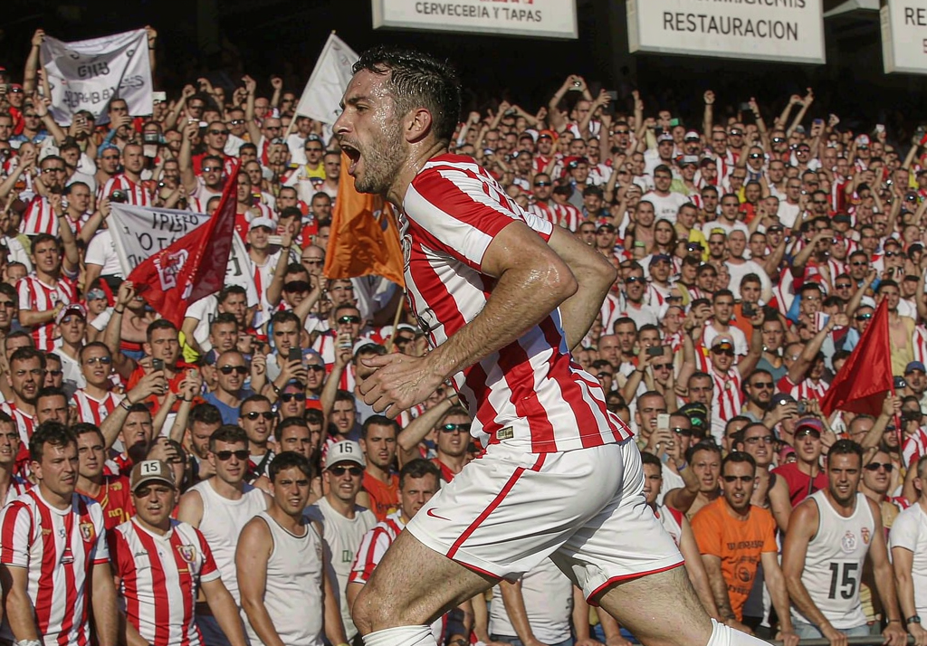 Sevilla player celebrating in front of the home crowd at the Sanchez-Pizjuan