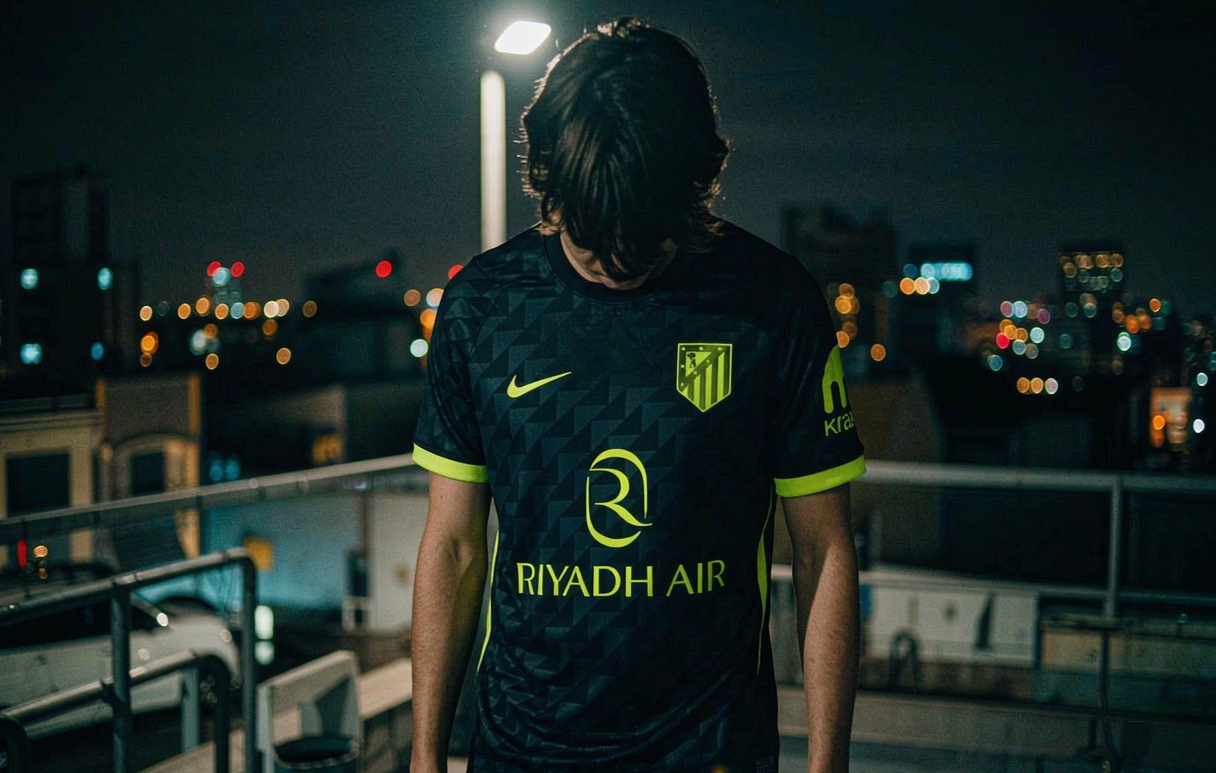 Atlético Madrid 2026-27 authentic away shirt on a Madrid rooftop terrace at night
